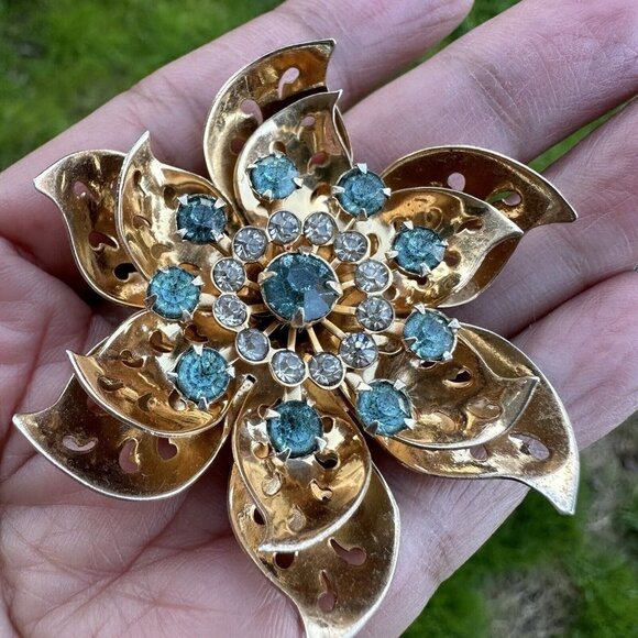VTG Coro Pendant Brooch Pin 2 1/8" Tiered Flower Clear Blue Crystals Gold Plated - Picture 4 of 7